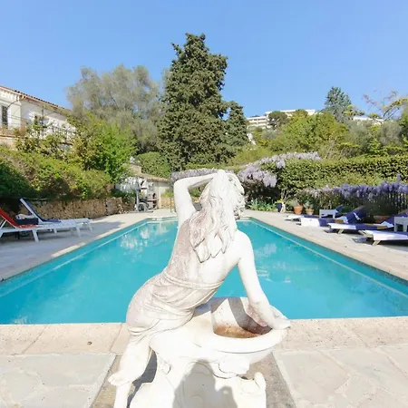 Villa Grand Overlooking Cannes And The Sea.